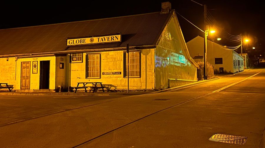 The Globe Tavern fue un almacén de ramos generales y bar abierto en el siglo XIX. Destruido durante la guerra, un nuevo bar utiliza su nombre.