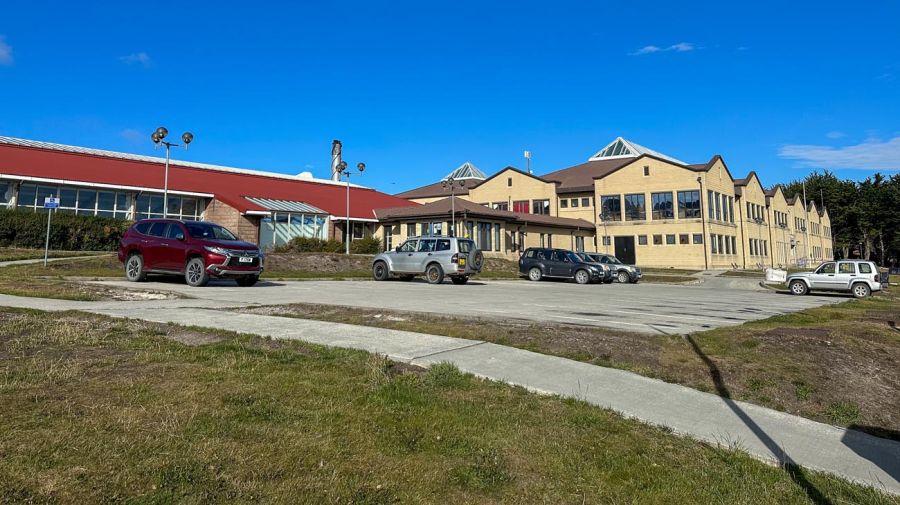 Principal centro comunitario y educativo de Malvinas. Remodelado y ampliado con el dinero llegado tras la guerra, hoy incluye pileta cubierta, gimnasios, canchas de deportes varios, biblioteca y distintos niveles de educación. 