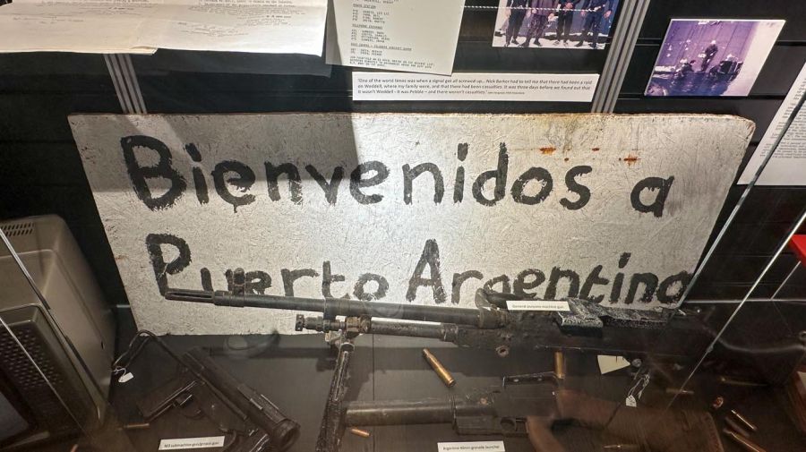 Cartel de Puerto Argentino exhibido en el ala dedicada a la Guerra de Malvinas en el Museo Histórico Dockyard.