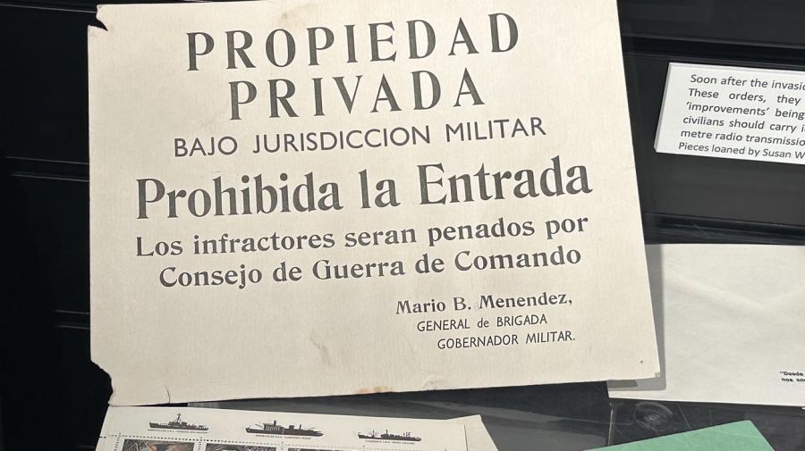 Carteles de la gobernación argentina son exhibidos en el Museo Histórico Dockyard.