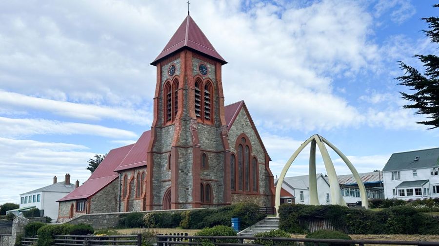 La Catedral de la Iglesia de Cristo (Christ Church Cathedral), el templo anglicano más austral, construído por orden de Waite Stirling, obispo de las Islas, a fines del siglo XIX. Previamente, y durante casi veinte años, Stirling montó una misión en lo que hoy es Ushuaia, continuada luego por Thomas Bridges, quien fundó una estancia con permiso y bandera del gobierno argentino.